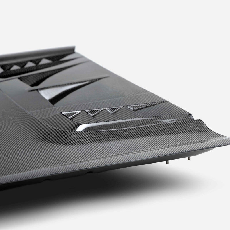 Close-up of the vent structure and gloss carbon fiber finish