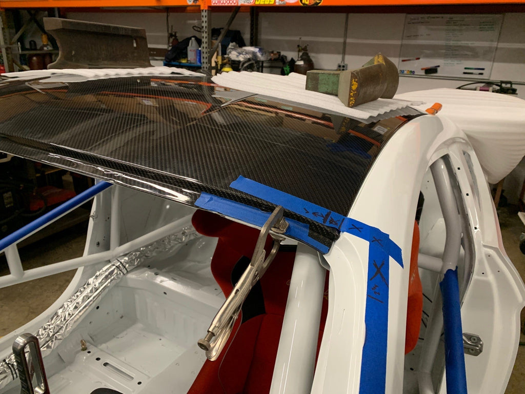 Rear view highlighting lightweight dry carbon finish on Mustang roof panel