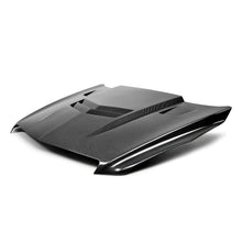 Load image into Gallery viewer, Top view highlighting the aggressive vented design and carbon fiber weave pattern