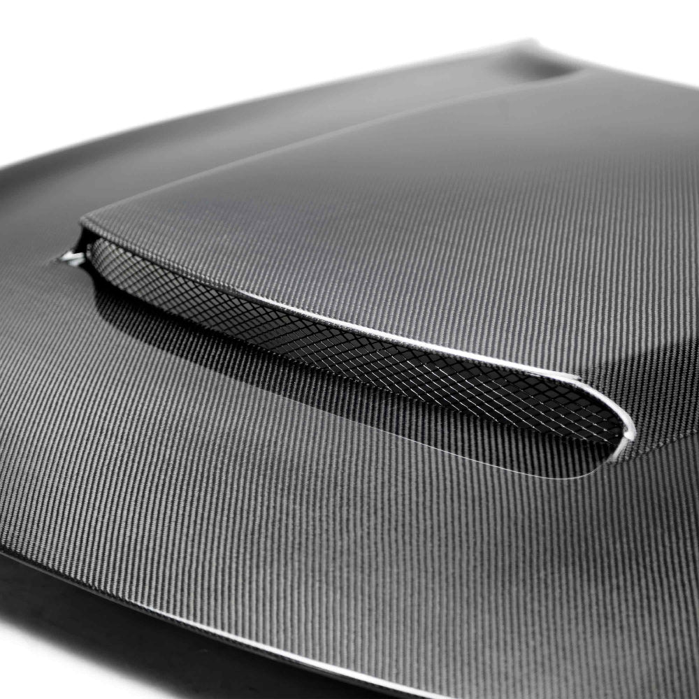Close-up of functional center scoop channel and carbon fiber detailing.