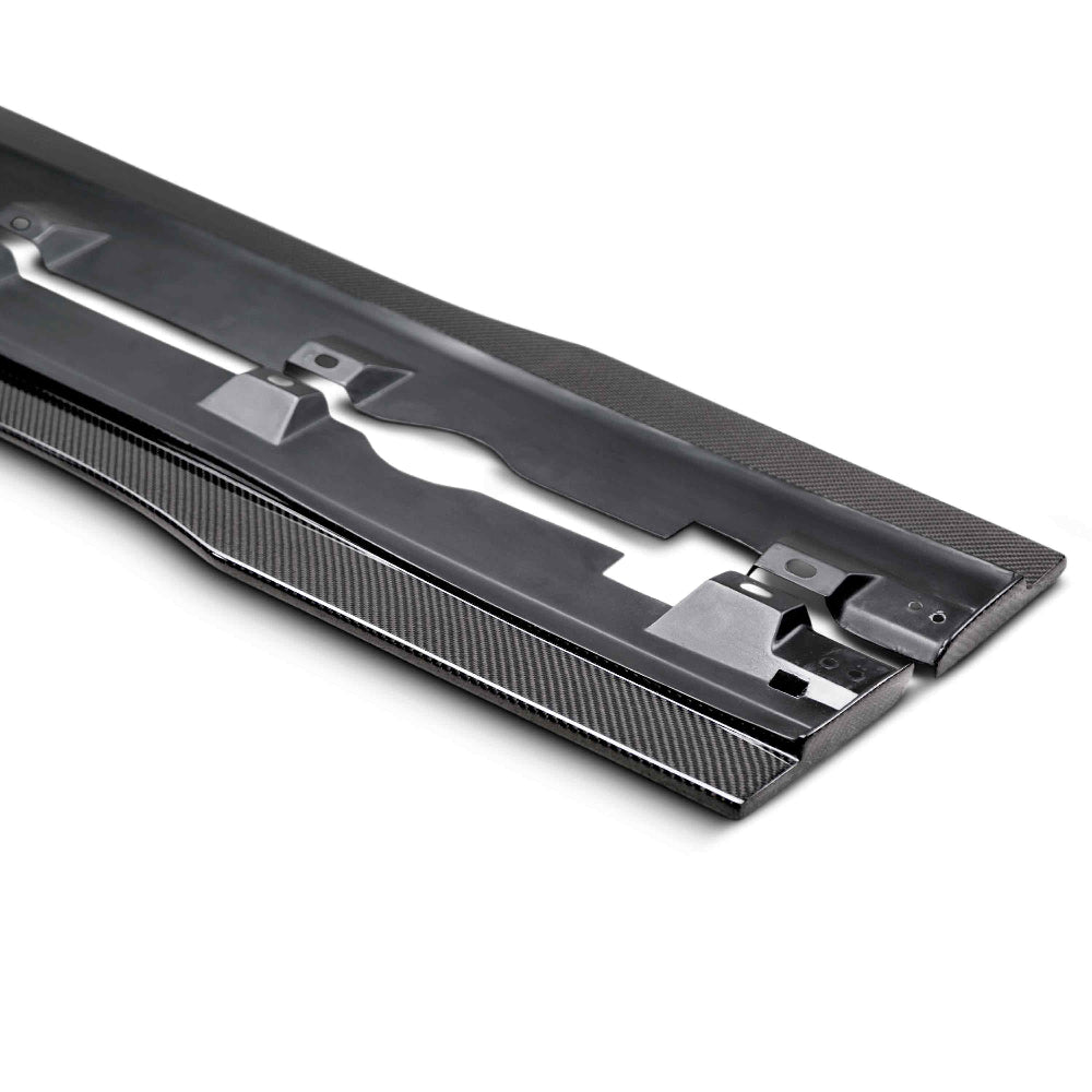Profile view emphasizing aerodynamic styling and carbon gloss finish.