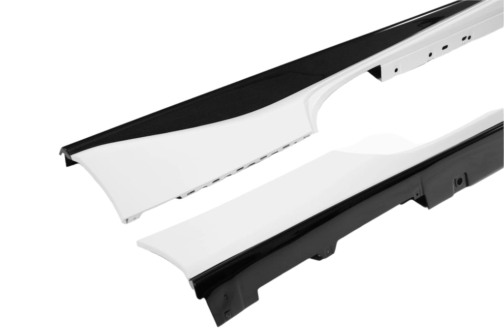 Detail of the exposed carbon fiber blade along the lower edge of the Ferrari 488 side skirt