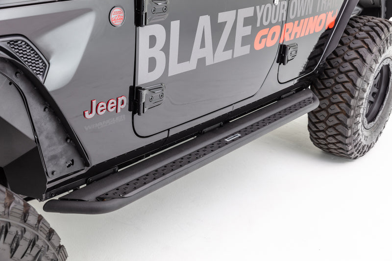 Go Rhino 17-20 Ford F-250/F-350 SD Dominator Extreme DSS SideSteps Complete Kit w/SideStep + Brkts - Black Ops Auto Works