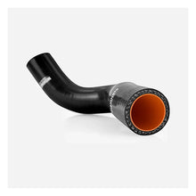 Load image into Gallery viewer, Mishimoto MMHOSE-Q50-16BK reinforced hose end view