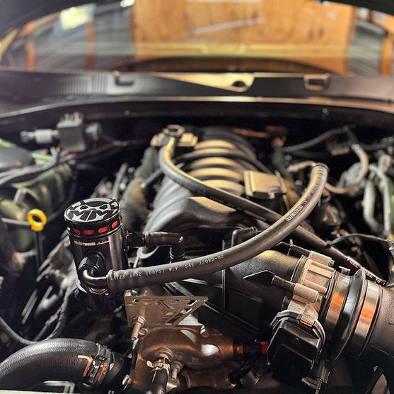Kit contents: mounting bracket options, push lock hoses, adapters