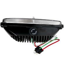 Load image into Gallery viewer, Die cast aluminum housing and polycarbonate lens detail