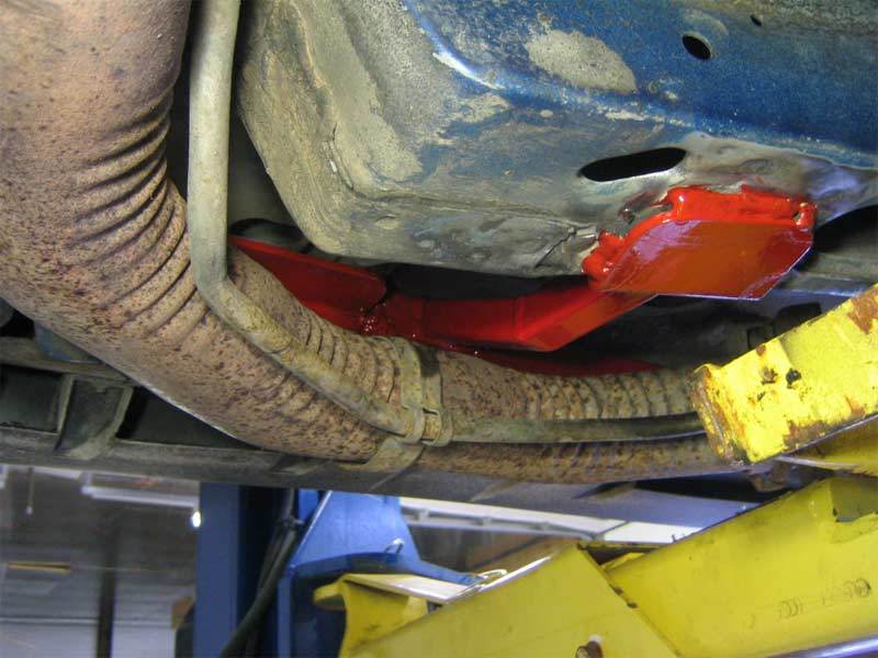U-shaped rear saddle that fits over the lower control arm mount on the UMI 2400-B connector